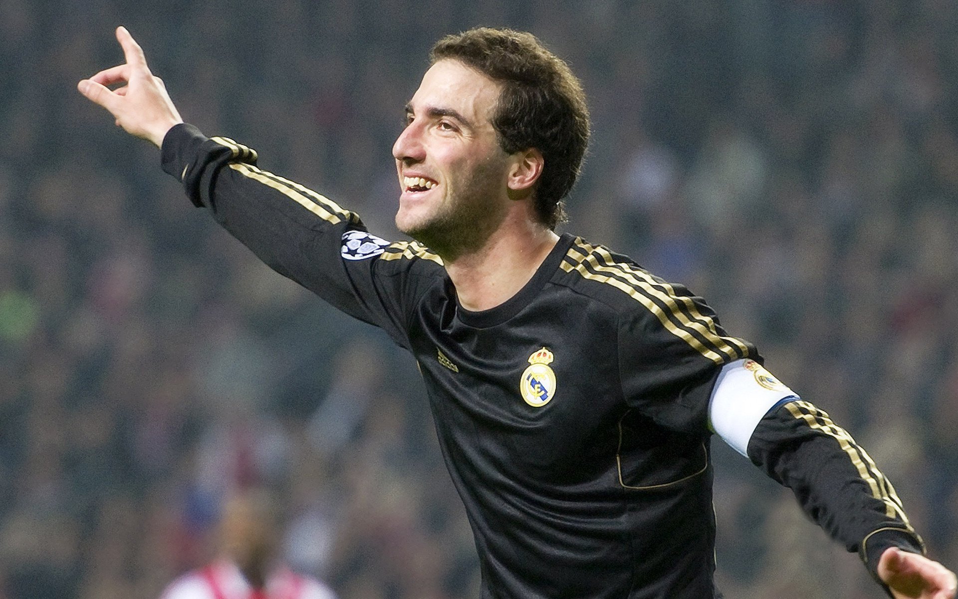 伊萨克单骑破阵，卡塔尔火力全开压制里昂，诠释现代足球的战术唯一性