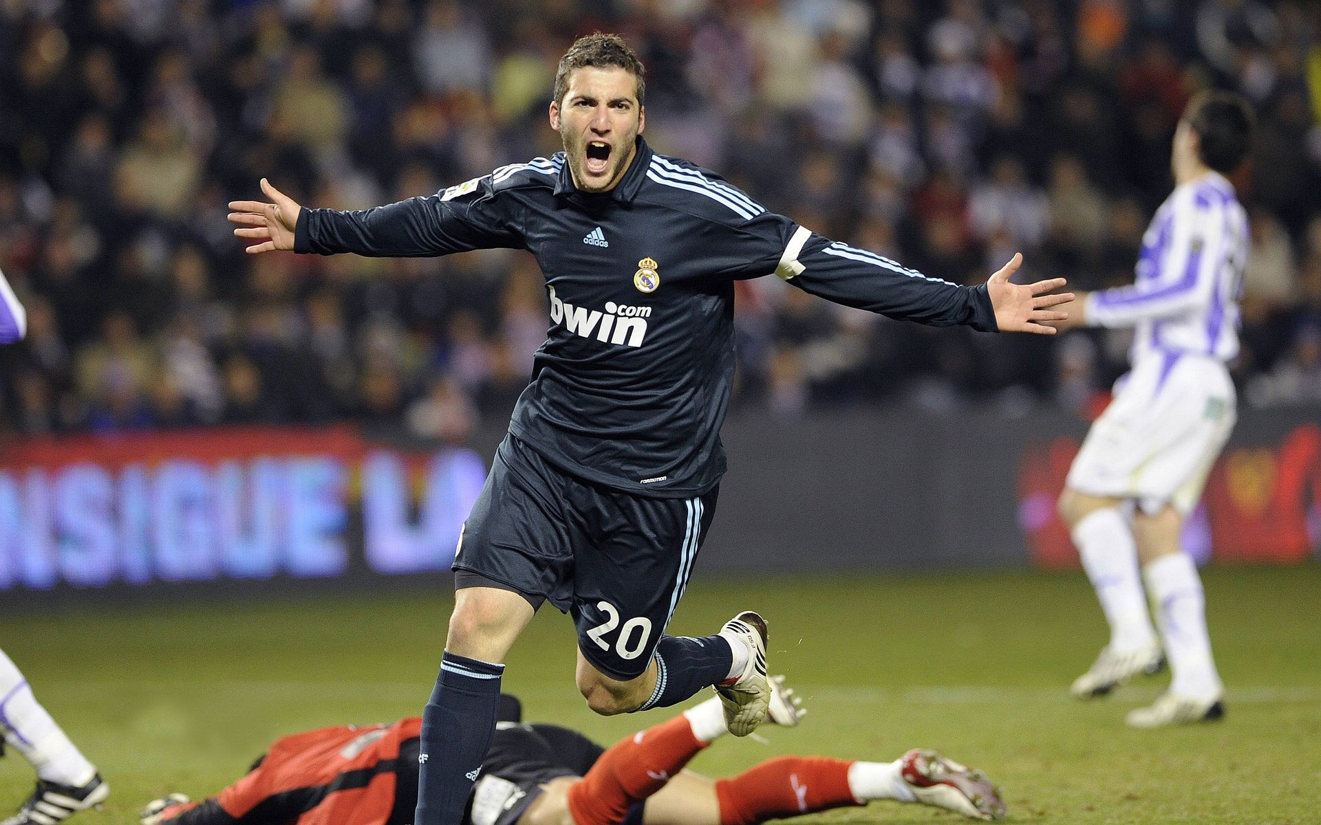 当红牛引擎轰鸣卡塔尔,萨内于F1赛道加冕—体育跨界统治力的新纪元